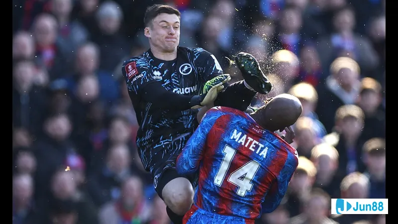 Cầu thủ Crystal Palace và Millwall tranh chấp bóng trong trận đấu gay cấn