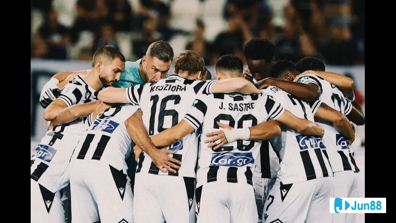 Trận đấu giữa PAOK và Maccabi Tel Aviv với tâm điểm là pha bóng nguy hiểm gây hồi hộp