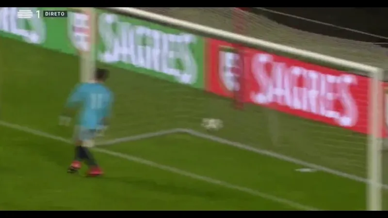 Cầu thủ của Khovd vượt qua hậu vệ Falcons trong trận đấu Cầu thủ của Khovd vượt qua hậu vệ Falcons trong trận đấu