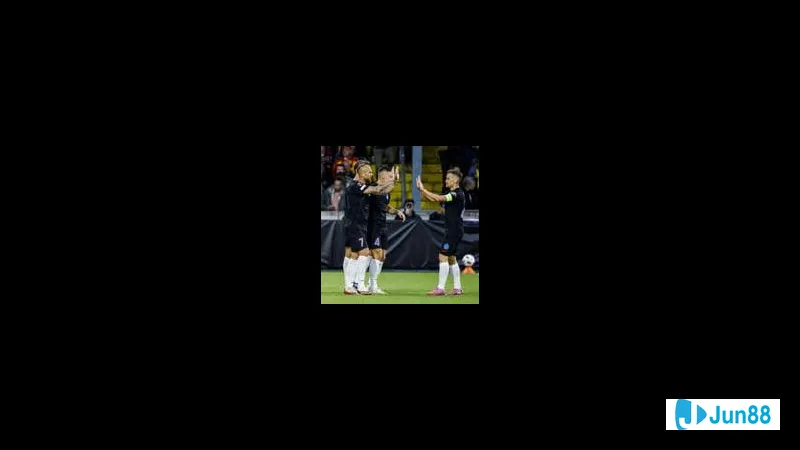 Cầu thủ của Panathinaikos vượt qua hậu vệ của G.A. Eagles để tiến vào vùng cấm đối phương Cầu thủ của Panathinaikos vượt qua hậu vệ của G.A. Eagles để tiến vào vùng cấm đối phương