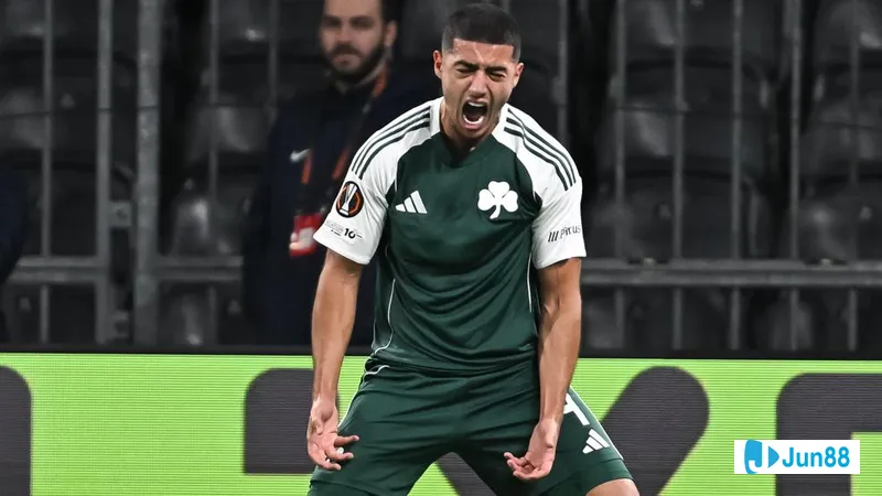 Cầu thủ Panathinaikos đang cố gắng giữ bóng trước sự áp đảo của hậu vệ G.A. Eagles Cầu thủ Panathinaikos đang cố gắng giữ bóng trước sự áp đảo của hậu vệ G.A. Eagles