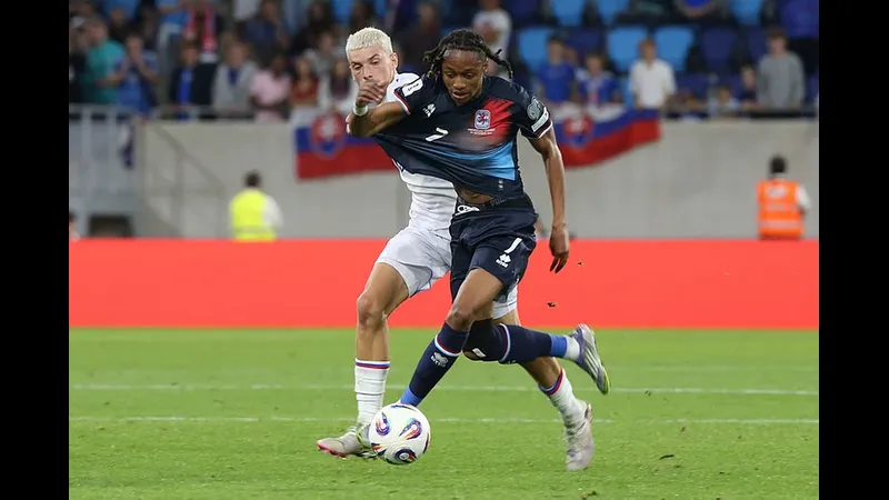 Cầu thủ Slovakia đi bóng qua cầu thủ Luxembourg trong trận đấu bóng đá