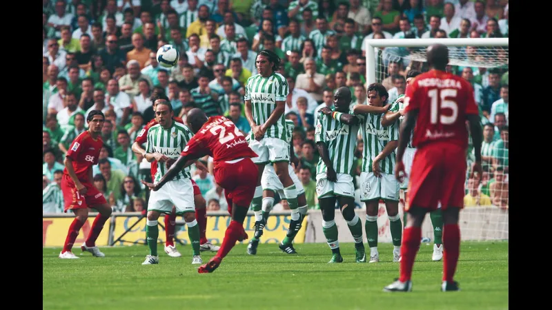 Cầu thủ Sevilla chạy với bóng trước sự áp đảo của hậu vệ Real Betis Cầu thủ Sevilla chạy với bóng trước sự áp đảo của hậu vệ Real Betis