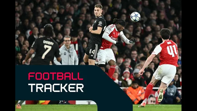 Hậu vệ đội Sahdag Qusar đang cố gắng chặn đứng pha tấn công của cầu thủ đội Turan Tovuz Hậu vệ đội Sahdag Qusar đang cố gắng chặn đứng pha tấn công của cầu thủ đội Turan Tovuz