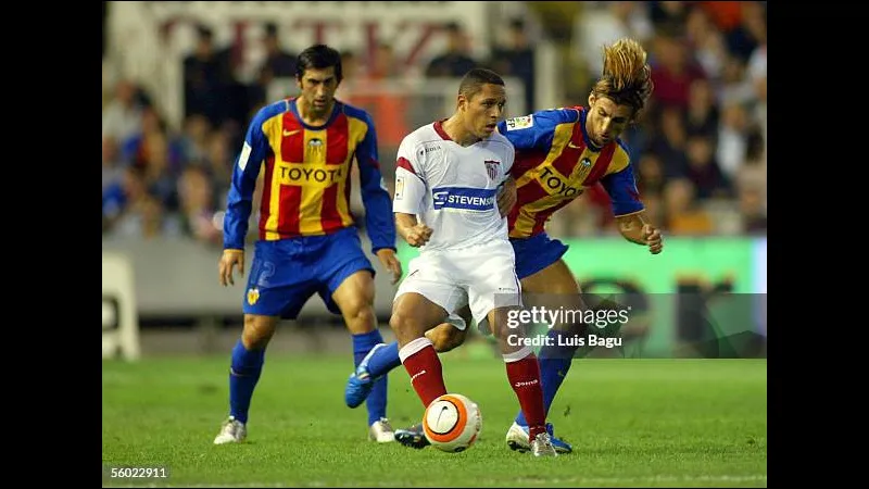 Cầu thủ của Valencia vượt qua cầu thủ Sevilla trong trận đấu Cầu thủ của Valencia vượt qua cầu thủ Sevilla trong trận đấu