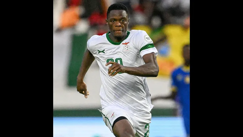 Cầu thủ Zambia đang tiếp tục tấn công trước sự phòng ngự của Argentina