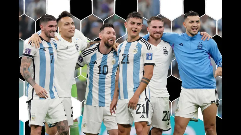 Cầu thủ Argentina đang tung ra cú sút mạnh mẽ trước Zambia