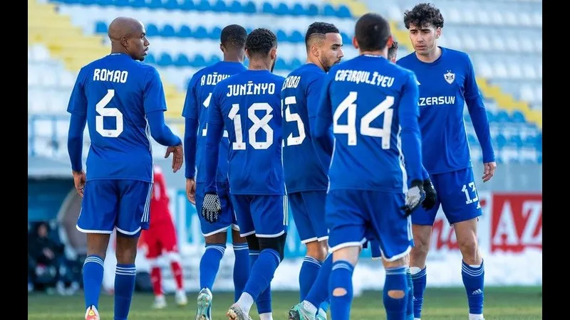 Cầu thủ Azerbaijan và Saint Lucia tranh chấp trong trận đấu quyết liệt