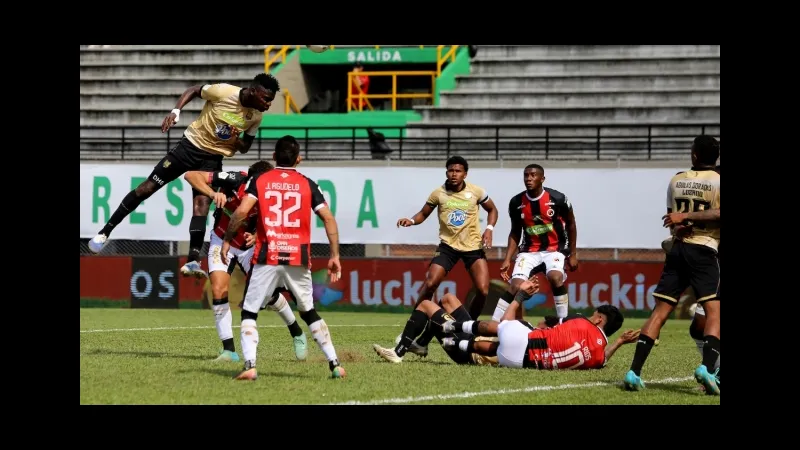 Cầu thủ Deportivo Pereira và Cucuta Deportivo tranh chấp bóng trên sân Cầu thủ Deportivo Pereira và Cucuta Deportivo tranh chấp bóng trên sân