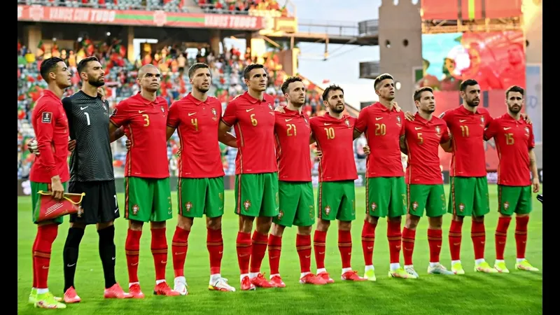 Cầu thủ Mexico và Bồ Đào Nha tranh chấp bóng trên sân - Dự đoán phạt