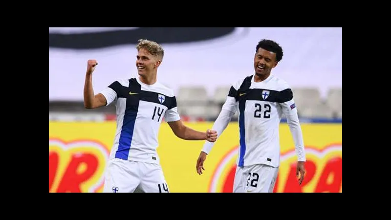 Cầu thủ New Zealand và Phần Lan đang tranh chấp bóng trên sân