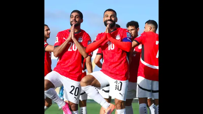 Cầu thủ Ai Cập đang tung cú sút mạnh vào khung thành Tây Ban Nha