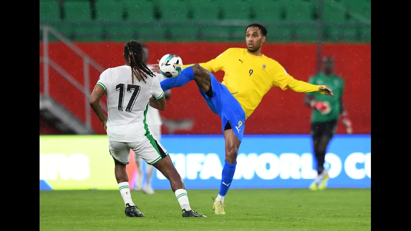 Cầu thủ Uzbekistan và Gabon tranh chấp bóng trên sân cỏ